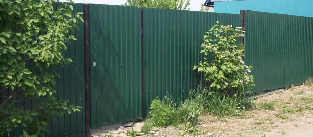 Установка забора между соседями в частном доме. Профнастил забор между соседями. Заборы между участками в СНТ. Забор между соседями в СНТ. Забор между соседними участками в СНТ.