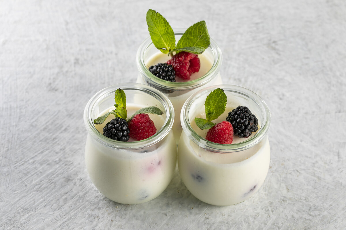 Желе из мацуна с ягодами