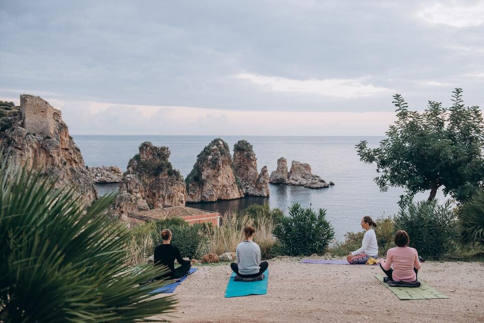 Практикуем ваджра йогу на рассвете с видом на Тоннару в Скопелло (октябрь 2017), где пройдут оба курса в октябре 2019 .