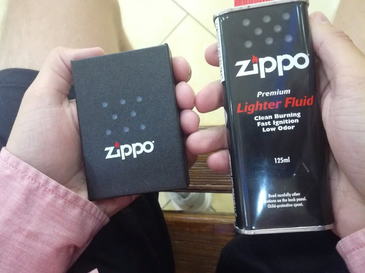 Слева закрытая упаковка с Zippo, справа оригинальный бензин