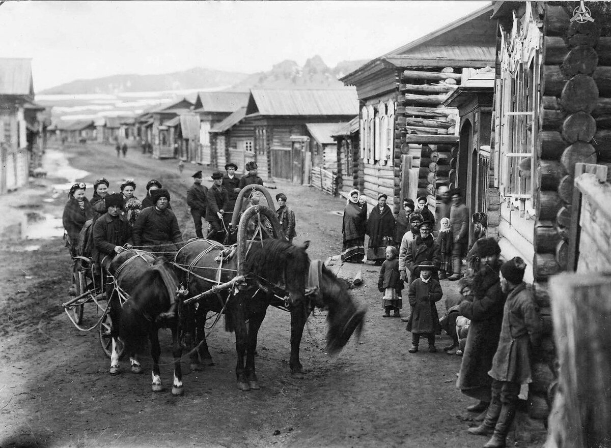 Село Надеино 100 лет назад. Это фото было найдено недавно среди музейных фотографий. Однако, как рассказали родственники - на этом фото у  родового дома т моих бабушки и дедушки запечатлены мои предки - семейские крестьяне. Здесь запечатлен момент  предстоящей свадьбы - одной из моих двоюродных бабушек.