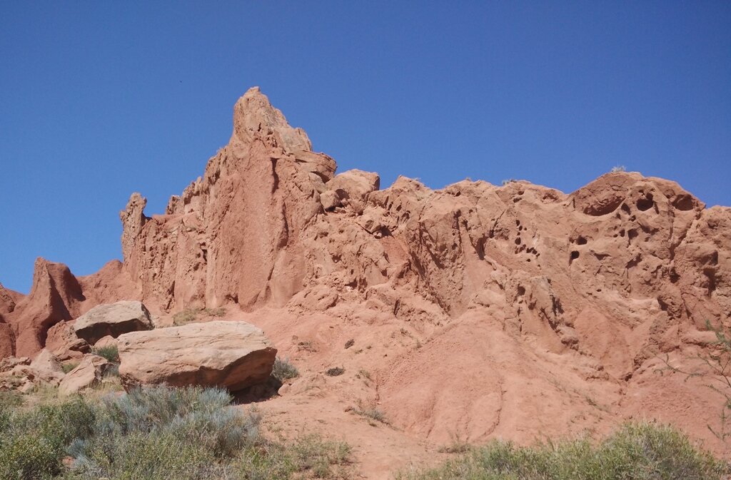 Все фигуры из вот такого камня. Даже не смогла удачно сфотографировать, но я и непропорциональную голландскую живопись и Рембрандта не понимаю, так что это, скорее всего, мой косяк