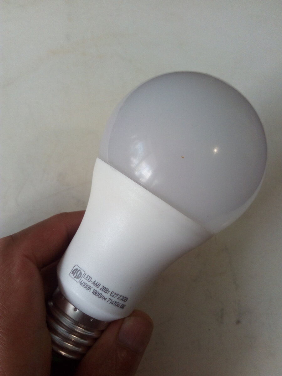 Светодиодная лампа ASD 20Вт 4000K - По яркости светит практически так же как лампа накаливания 80Вт. Цвет холодный белый, светит довольно хорошо, но не долго, транзисторы в этой лампе от нагрева постепенно отпаиваются, ножки начинают не контачить с платой и лампа начинает жутко мерцать. Если она замерцала, то вытерпеть этот ужас можно не более минуты.