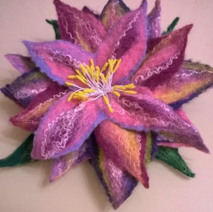 Первый валяный цветок- брошь. Мокрое валяние