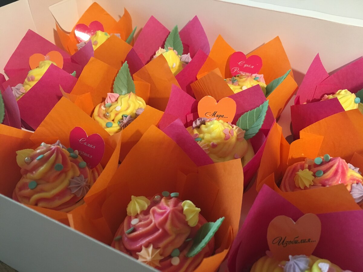 Коробка и бумажные формочки для капкейков стоили в районе 100 руб. Украшения все у меня были в наличии.