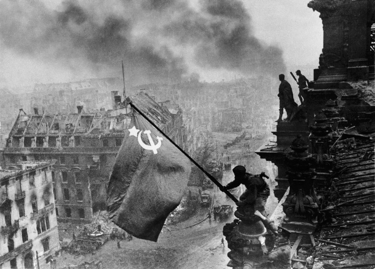 Фото советского солдата в берлине с флагом