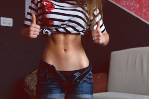 Узкая  талия – мечта или реальность? Многих девушек природа одарила идеальными  внешними данными, поэтому у них нет такой проблемы, как отсутствие  изгибистой талии.
 Но вот что делать, если подарка такового не имеется? А ответ очень прост – начать усердную работу над своей фигурой!
 Конечно, мечта об узкой талии может так и остаться просто мечтой, если  лениться и откладывать тренировку изо дня на день, а также не изменить  свой рацион питания, но если приложить максимум усилий и не отступать от  задуманного – у вас все получится!