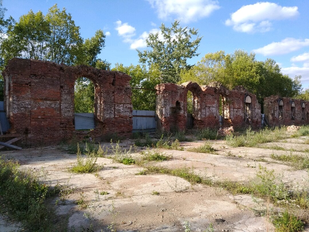 Развалины конюшень Лейб-гвардии сводно-казачьего полка