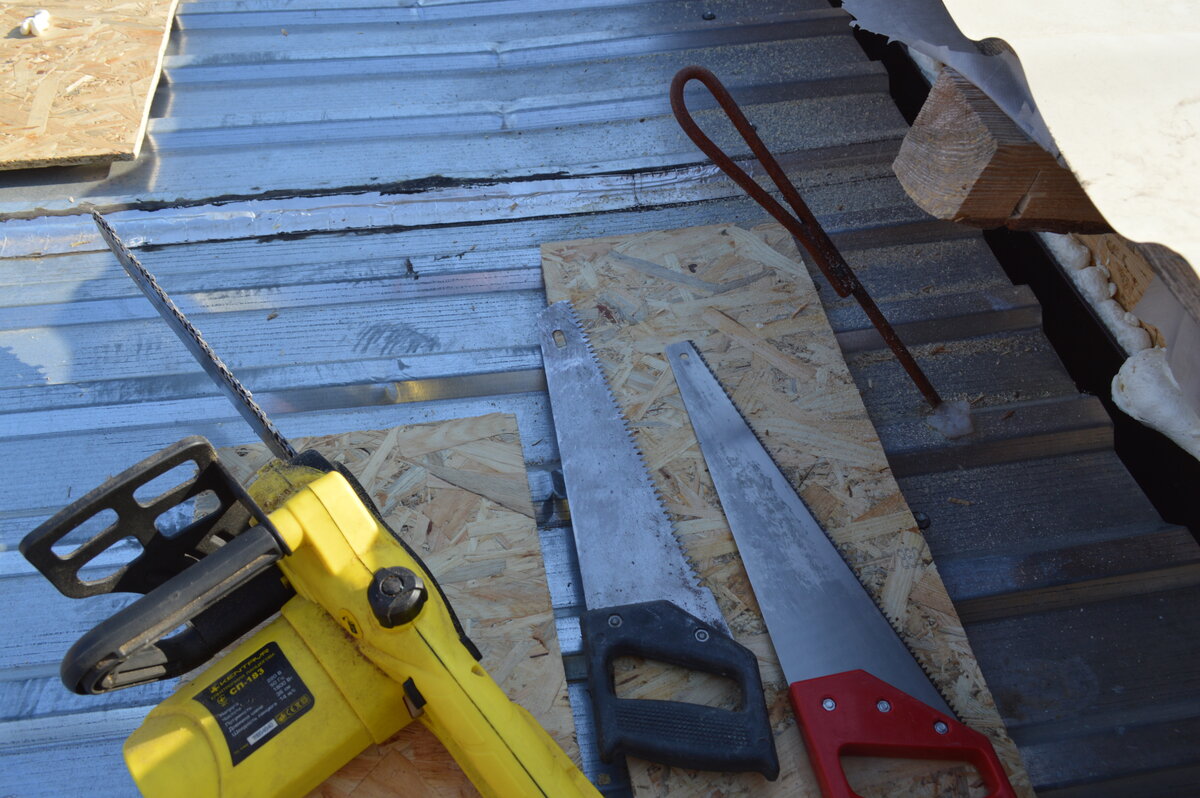 Необходимые строительные инструменты для установки кровельной планки
