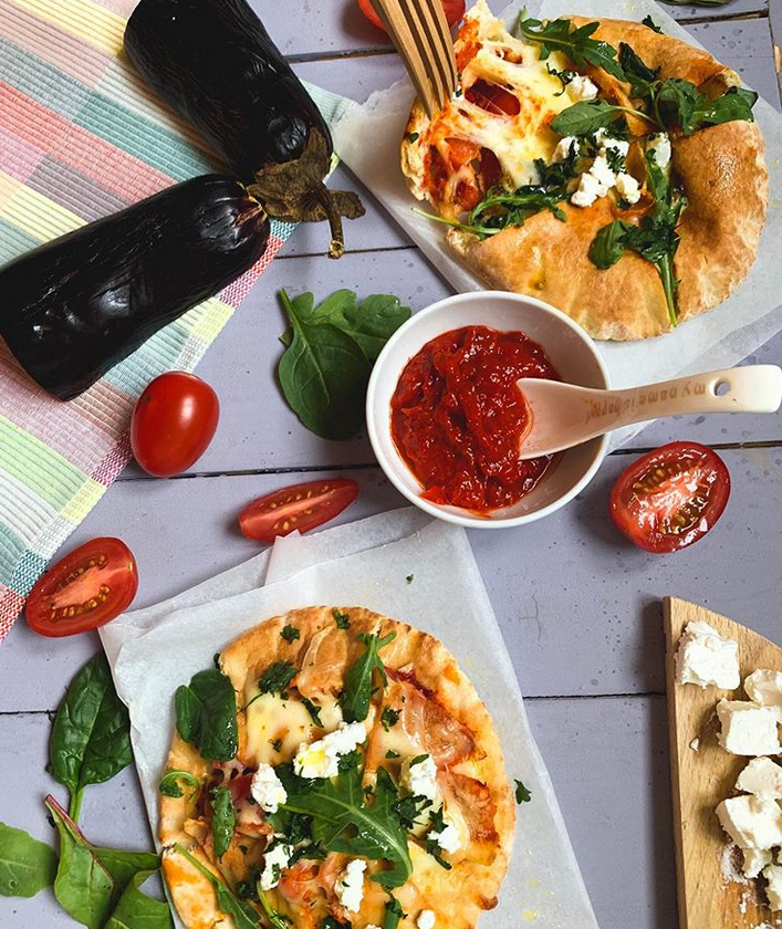 Пита с овощами. Начинка для питы. Пиде мевлана. Бургер с индейкой. Гирос в греции.