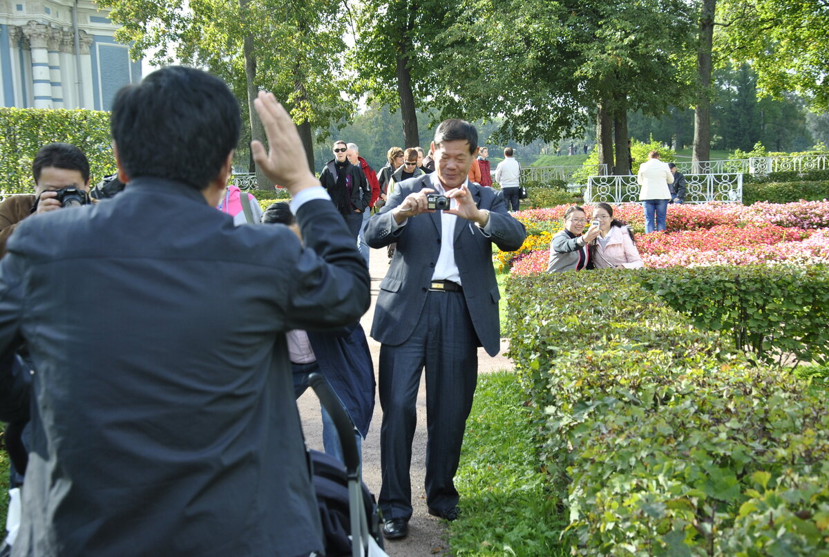 Китайские туристы в Екатерининском парке Царского Села