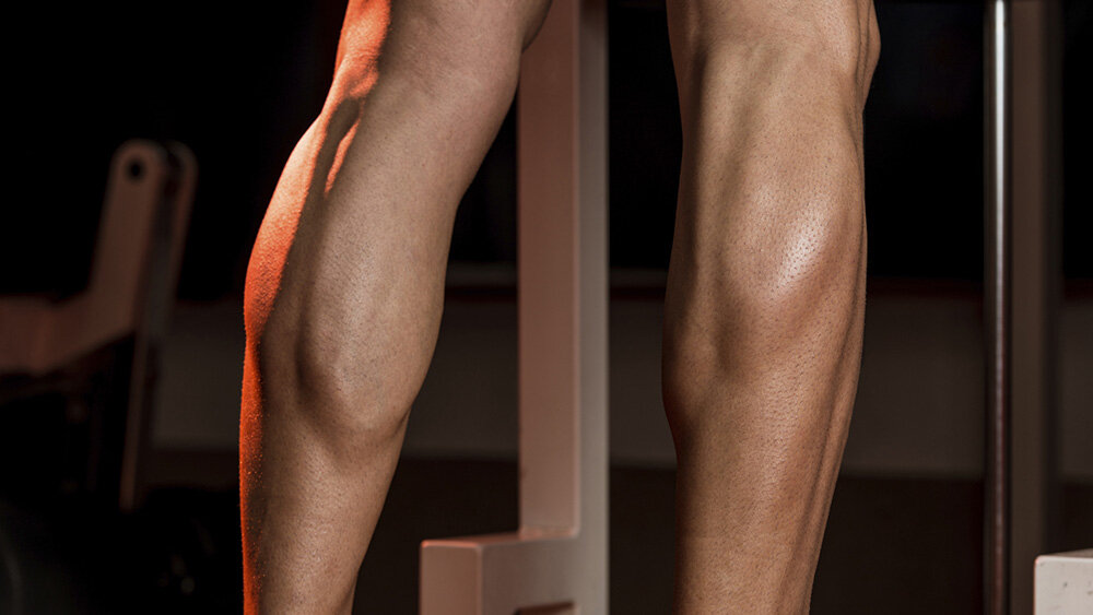 Ноги и мышцы все время. Мышцы ног. Икры ног. Мышцы икры ног. Напряженные мышцы ног.