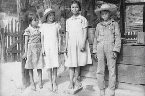 https://i.pinimg.com/474x/8e/91/18/8e9118b9b5495d65b49cade6d2fa7b56--old-photos-barefoot.jpg?nii=t