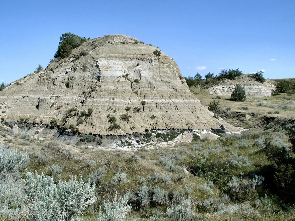 Национальный парк был создан для сохранности так называемых бедлендов - это , цитирую википедию "вид сухого рельефа с глиняными почвами, состоящего из сети холмов с узкими гребнями, пересечённых оврагами".