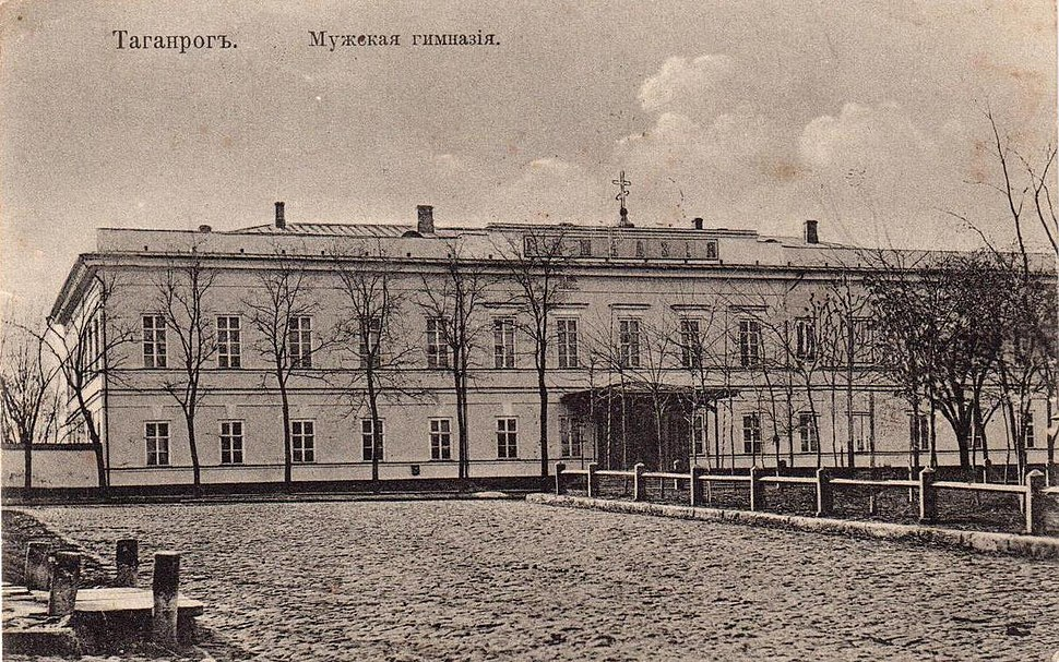 Первоначальный облик гимназии. Крест над главным входом указывает, что в здании имеется домовая церковь. 