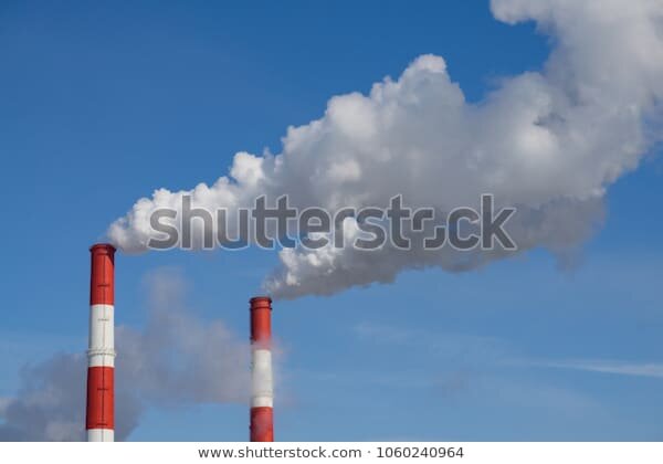 Фото густого пара из труб ТЭЦ на фоне яркого синего неба