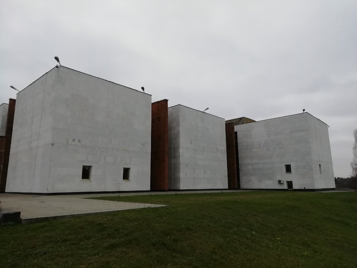 Кубическая структура здания. Северо-западный фасад