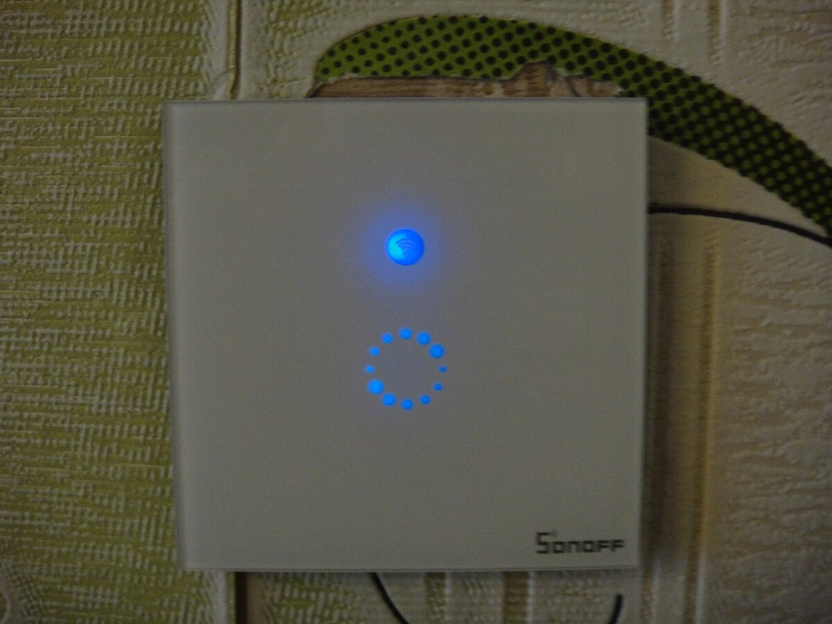 Вот такую подсветку имеет при подключении к wi-fi. Фото автора.