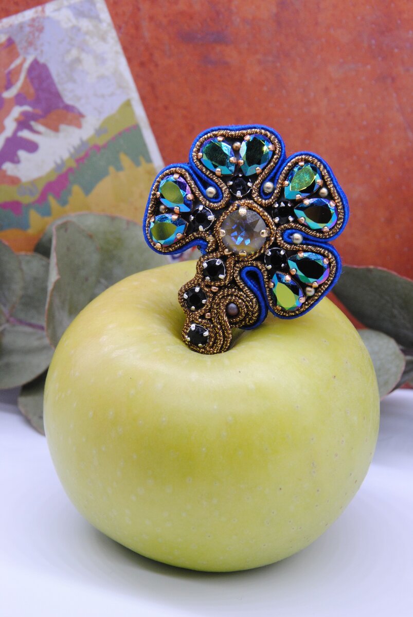 брошь клевер в сутажной технике