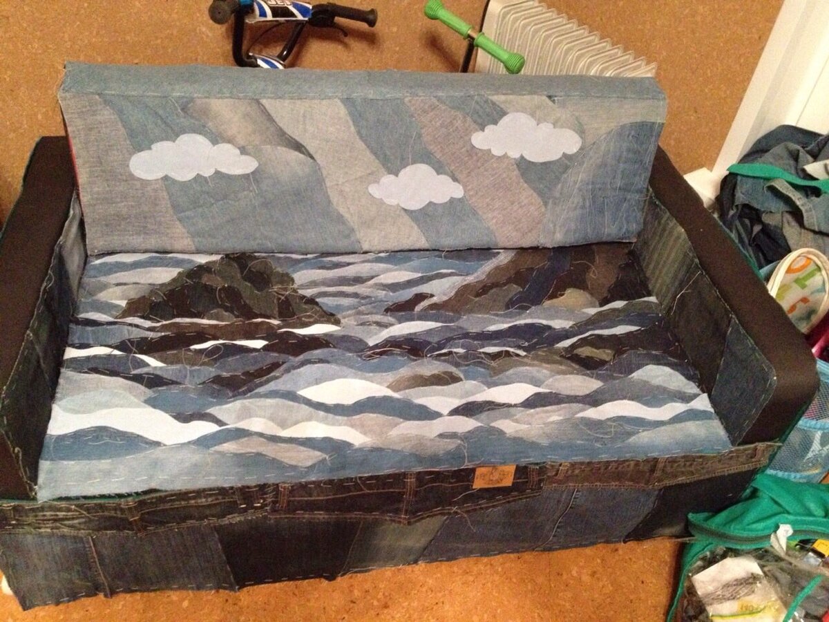 Так это выглядело в процессе наметки.Здесь видна на подлокотниках нетканная основа, к которой я приметывала лоскут.