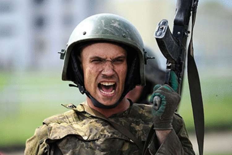 Психологическое состояние военнослужащих. Эмоция военный. Военный орет.