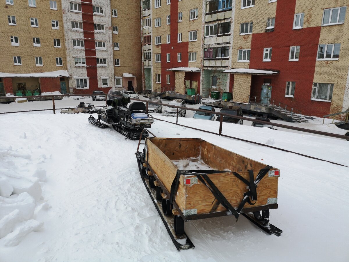 Город в Арктике, где снегоходы отбивают места на парковках у автомобилей. Кто же победит?