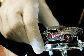 В честь своего 40-го юбилея американский бренд Mattel's Hot Wheels, специализирующийся на игрушках для мальчиков, выпустил инкрустированный бриллиантами автомобиль. При этом габариты игрушечной машинки настолько малы, что она вполне может поместиться в ладони ребенка. Дизайн авто разработала компания Jason of Beverly Hills, производящая аксессуары премиум-класса. Корпус и часть деталей машинки выполнены из 18-каратного белого золота. Всего в отделке использовалось 2,7 тыс. белых, голубых и черных бриллиантов, общим весом 23 карата.