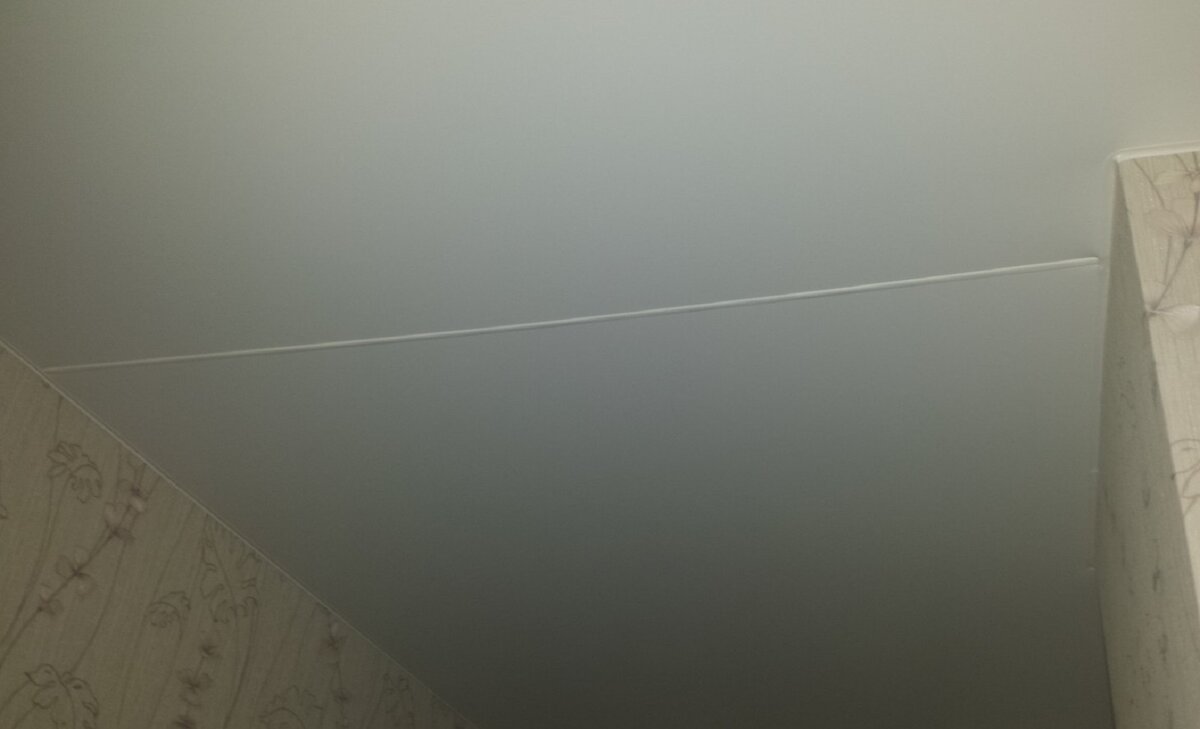 Шов на натяжном потолке матовом фото