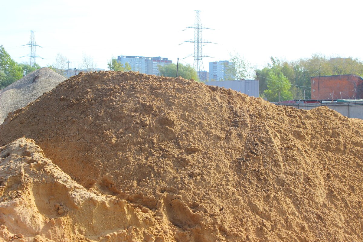 Куб песка цена московская область с доставкой. Песок строительный. Песок на стройке. Песок в строительстве. Куча песка.
