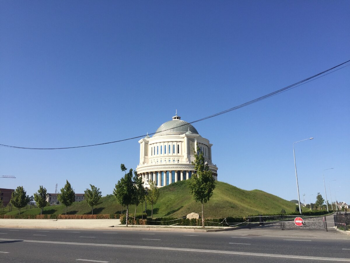 Необычные и красивые здания в столице Чечни