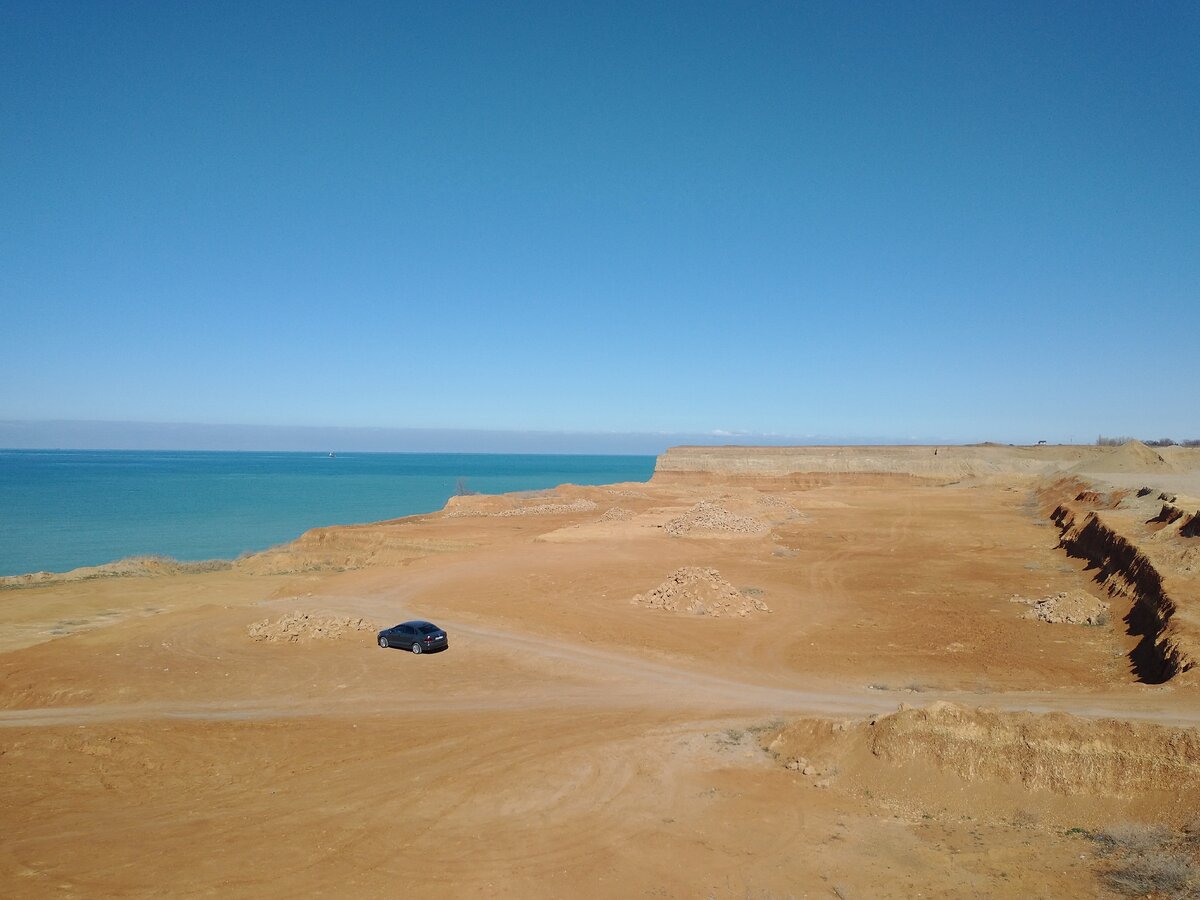Срыли земли, конечно, знатно. Зато паркуйся где хочешь).