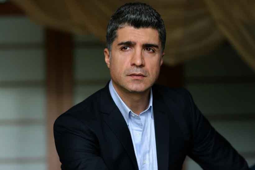 Творческий перевод песни  Озджана Дениза "Gonul dagi", которую Кахраман поет своему другу Джелялю во время их встречи в сериале "Любовь против судьбы".