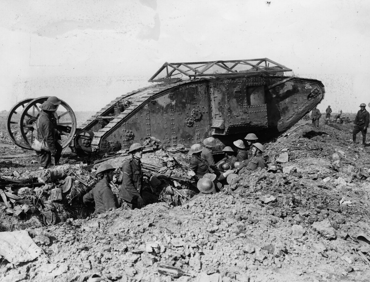 Британский тяжелый танк Mk.1 в битве на Сомме, 1916 год (первый танк, который был применен в боевых условиях)