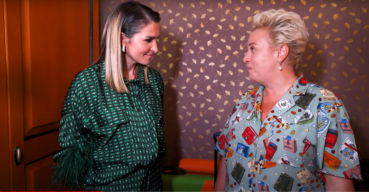 Теона Контридзе и Лаура Джугерия. Кадр с YouTube канала Fametime TV.