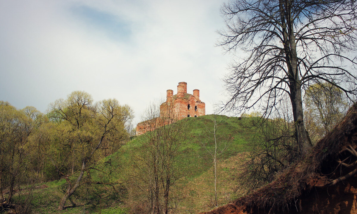Пятницкая гора с великолепной, но - увы, увы! - разоренной Пятницкой церковью