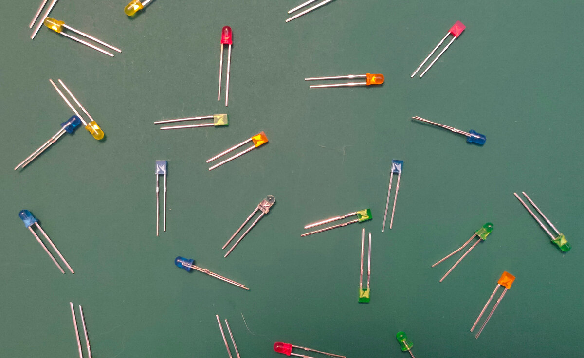 Шел. Подскользнулся. Рассыпал светодиоды :)