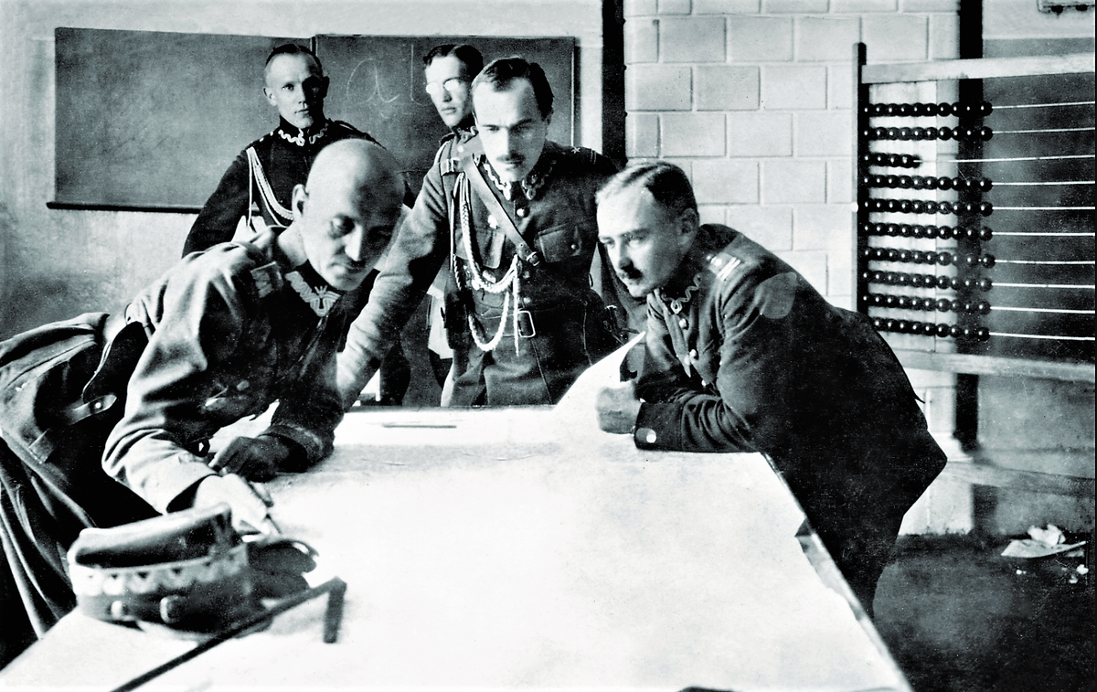 Генерал Сикорский в штабе 3-й армии, август 1920 года. У Польши было немало опытных командиров, обученных в царской России или воспитанных войной на стороне Германии.