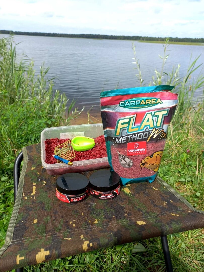 Прикормку для ловли леща я выбираю CARPAREA клубника. Данная прикормка хорошо показала себя на рыбалке. Замес прикормки осуществляется просто Засыпаем прикормку в контейнер и заливаем не много водой.