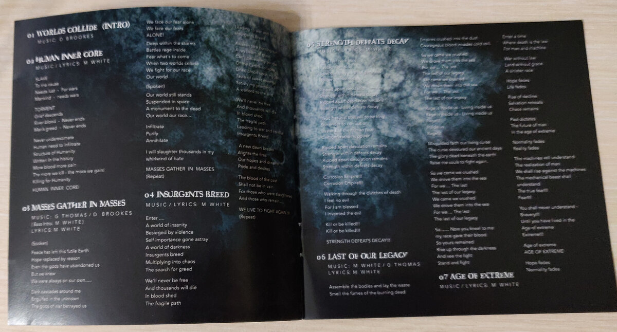 Добавьте ещё этих белых букв на этот белый фон!