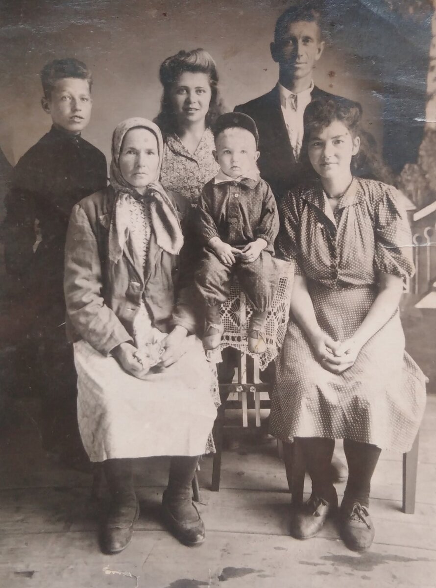 Моя бабушка с дочерью Александрой и внуком Витькой в г. Нижний Тагил