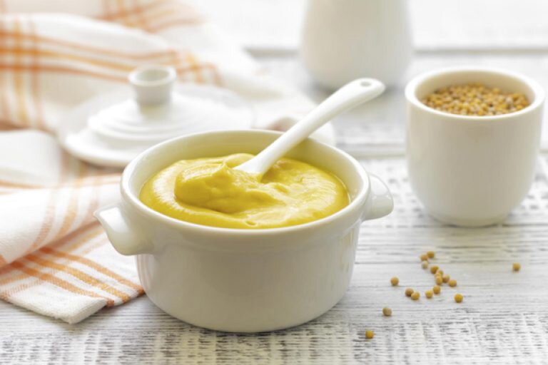 ГОРЧИЦА СНИЖАЕТ УРОВЕНЬ ХОЛЕСТЕРИНА
К такому выводу пришли специалисты Кардиффского университета (Англия). В результате проведенного исследования им удалось установить, что всего 1 чайная ложка в день цельнозерновой горчицы поможет нормализовать уровень холестерина в организме.
Авторы исследования подчеркивают, что горчица помимо снижения уровня холестерина способна подавлять воспалительные процессы в организме и снижать уровень сахара в крови.
Не случайно, семена и листья горчицы на протяжении уже многих веков используются не только в качестве приправы, но и для укрепления здоровья.