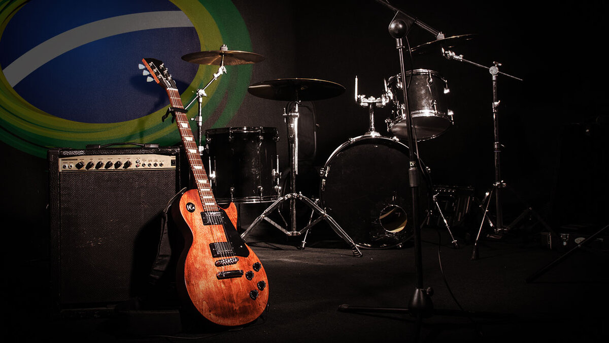 барабаны pearl masters. бас гитара и ударные. гитара на черном фоне. современные музыкальные инструменты. гитара и барабаны.