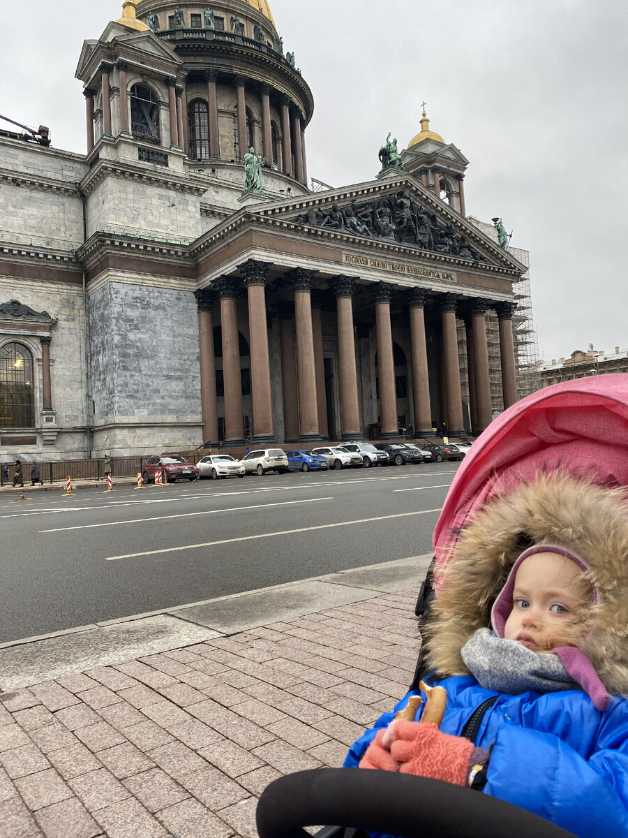 Катя в шоке от ветра :) ФОто https://zen.yandex.ru/rastem_vmeste