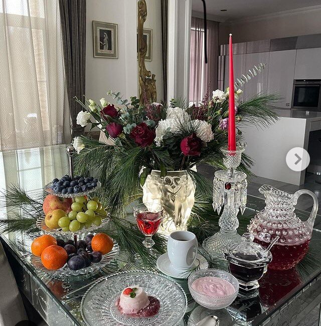 Сосновые ветки и цветы – стиль этого праздника.