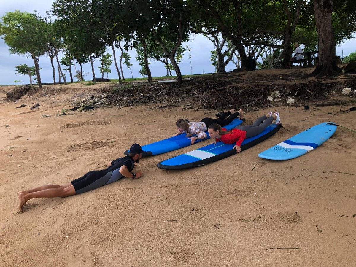 Сегодня утром каталась на серфе! Увы, фотки остались только с земли — это инструктор объясняет нам с подругой, как вставать на доску :)
