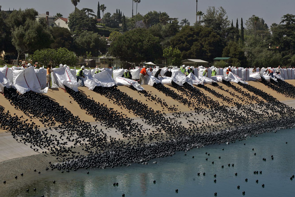 Озеро черных шаров. Зачем власти Лос-Анджелеса высыпали 96 млн черных шаров в водохранилище?