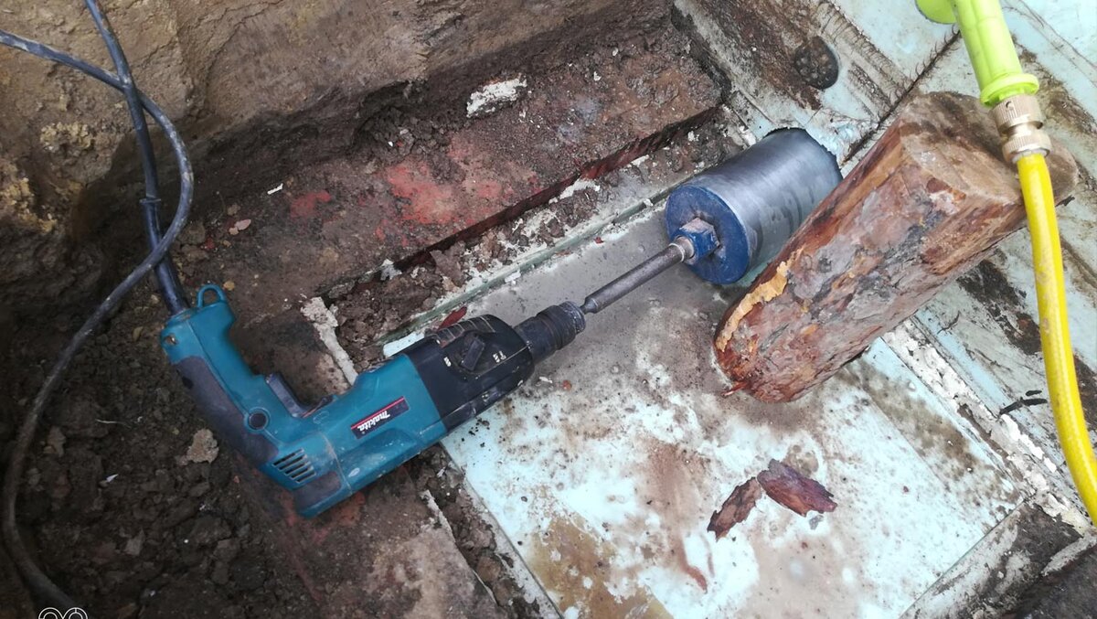 до этого я сверлил фундамент своим стареньким 800 Вт перфом - вполне успешно.