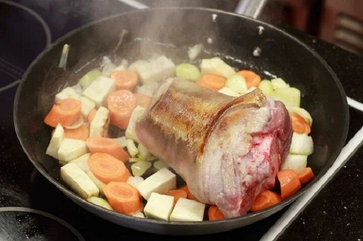 1. Овощи и рульку обжарить на сковороде.