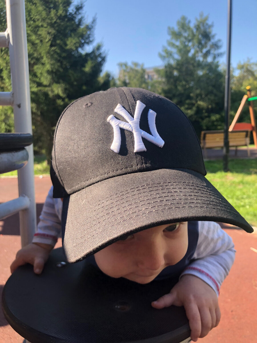 Юный фанат New York Yankees что-то задумал. 