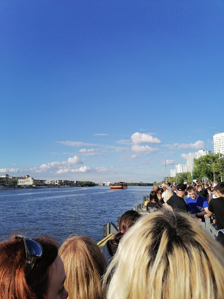 Фото мои личные. Это уже с набережной к причалу. Моменты ожидания, пока подплывет тот самый корабль...